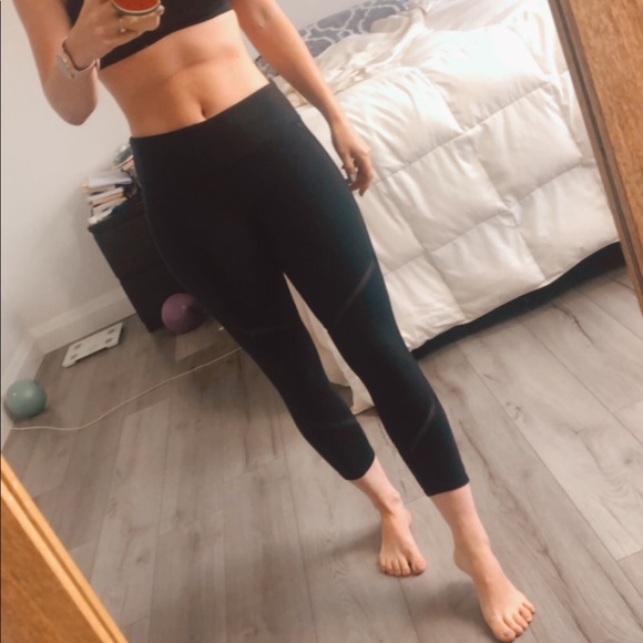 Black Alo leggings w Contouring lines - Picture 2 of 13